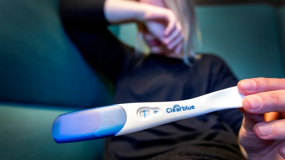"Ett grundlagsskydd skulle göra det betydligt svårare att inskränka aborträtten och skulle bättre spegla den grundläggande fråga om liv, hälsa och rätt till självbestämmande som rätten till abort faktiskt utgör", skriver Liberalerna.