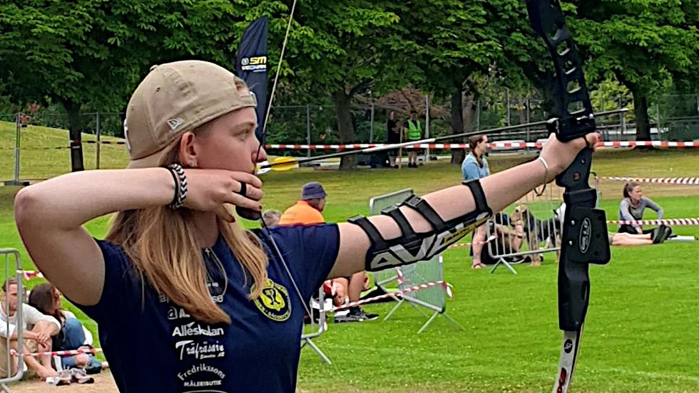 Tilde Ottosson från Enköping tog SM-guld i damernas elitklass, barebow. I helgen ska hon tävla i junior-SM i Hallsberg, där hon går på bågskyttegymnasiet.