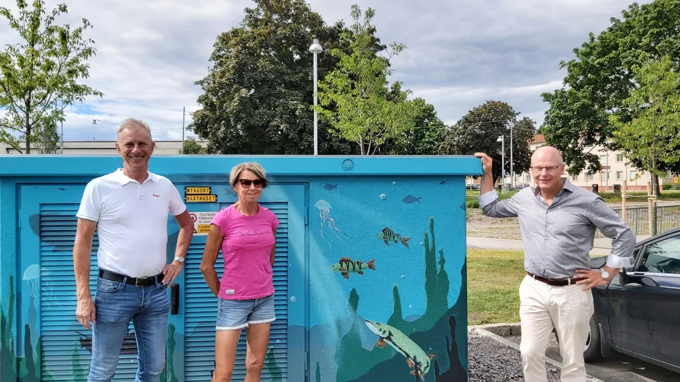 Eons Björn Persson, Anita Rosenquist (boende i området) och Fastighetsprojekt i Norrköpings Dag Gunnarsson framför Ola Niklassons konstverk. 