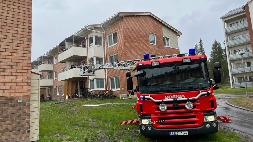 Räddningstjänsten är på plats för att släcka en lägenhetsbrand i Gällivare.