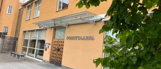 Man häktad misstänkt för misshandel utanför polishuset