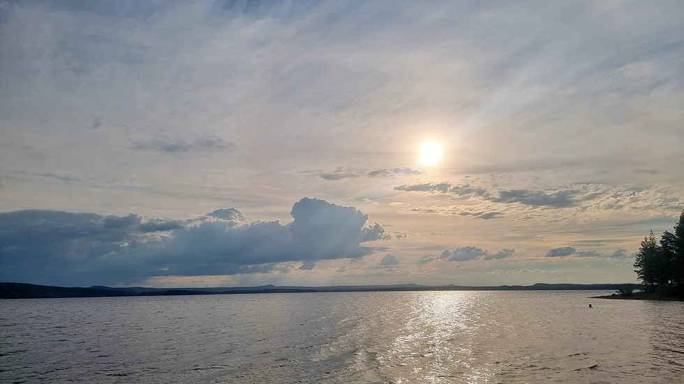 Ett kvällsdopp på Hemlunda i sommarvärmen.
