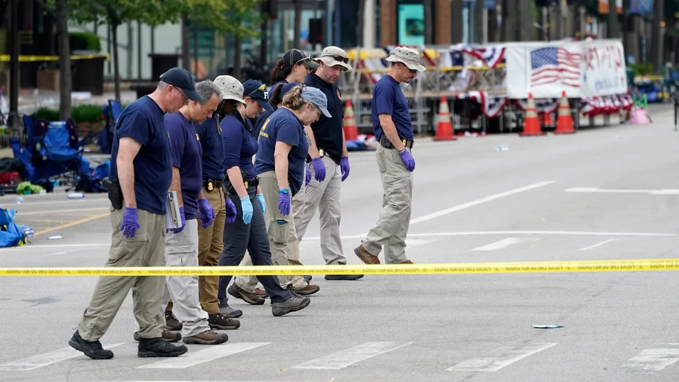 FBI undersöker brottsplatsen där minst sex människor dödades under måndagens nationaldagsfirande i USA.