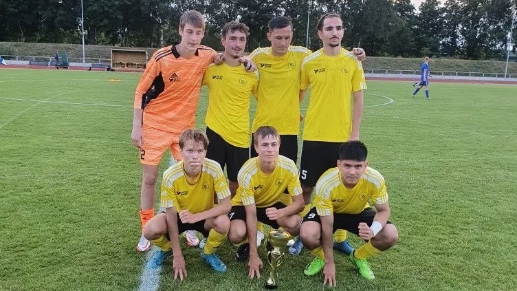 De sju NBIS-killarna som var med och vann distrikt-SM finalen med Södermanland: Stående från vänster: Elis Jäger, Lucas Bergfors, Philip Åkerblom och Artemis Shala. Sittande: Svante Grenryd, Alvin Björkeng Betzholtz och Markus Holm.