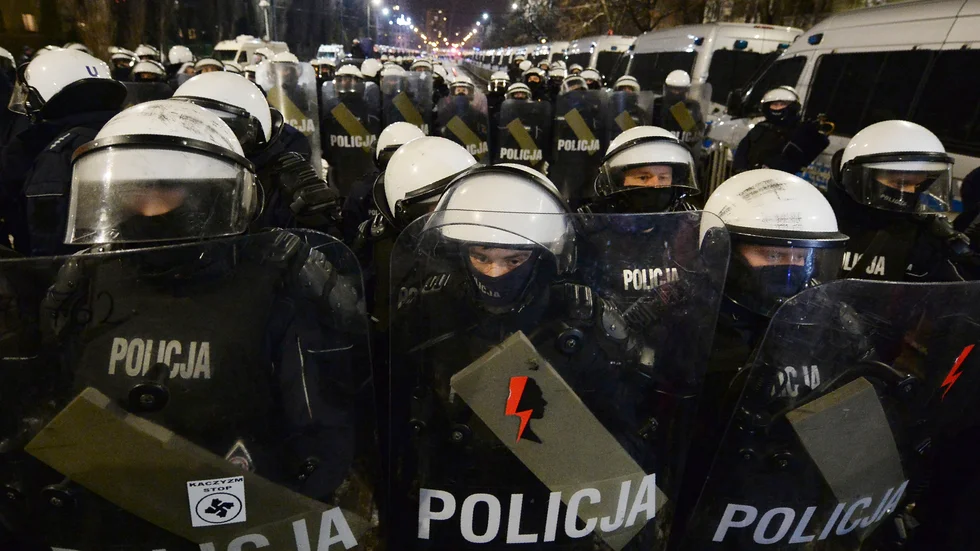 Kravallpoliser vid en demonstration mot begränsningarna av aborträtten i Polen, i Warszawa i januari förra året. En "kvinnostrejk" organiserades och dess symbol syns i ett klistermärke på en av polisernas sköldar. Arkivbild.