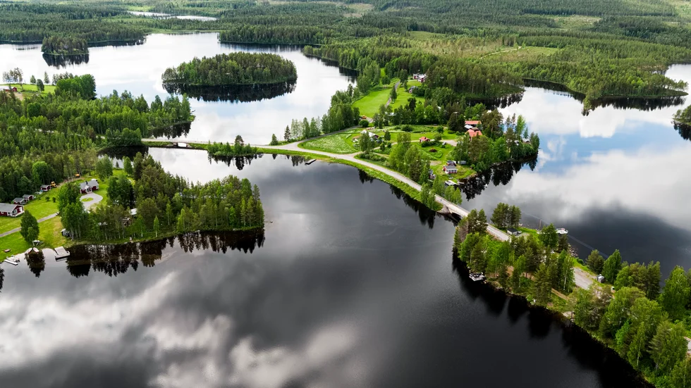Ledtråd: "De tre sjöarnas by", en eftertraktad idyll med mångårig tradition av arrangerat drag.