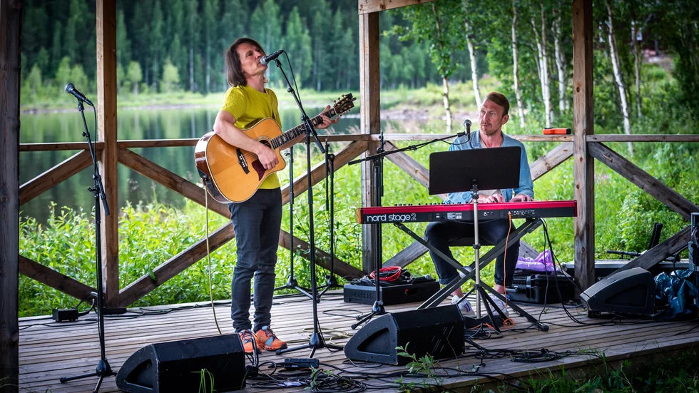 Jakob Hellman, ackompanjerad av Jonatan Lundberg, spelar på Sommarljus visfestival, Laxholmen, Edefors.