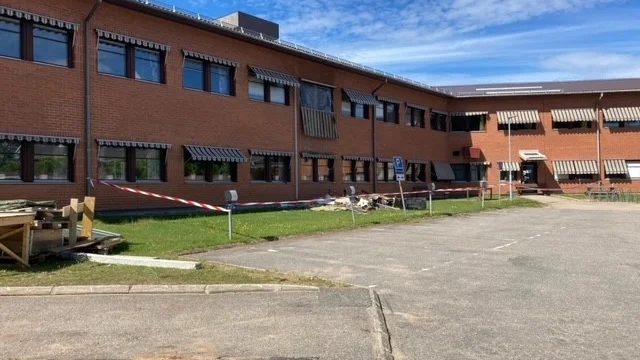 Branden uppges ha startat i ett av arbetsförmedlingens kontor på övre plan i huset.