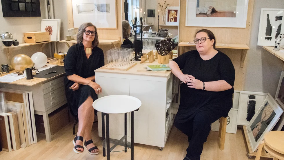 Galleristen Sari Huczkowski och konstnären Carole Creedon Lundberg har hängt den allra första utställningen hos Studio Konst & Form.