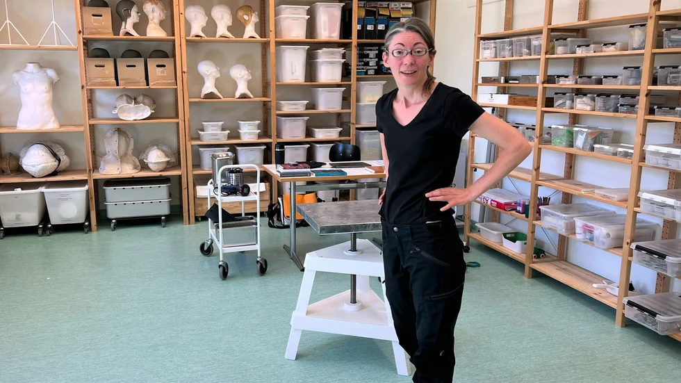 Konstnären och arkitekten Jenny Wiklund i sin produktionsateljé. 