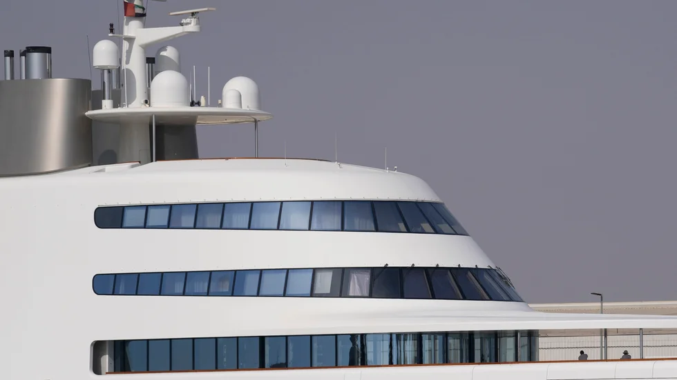 En lustjakt tillhörande en rysk oligark håller sig undan sanktioner, ankrad i en hamn i Förenade arabemiraten. Arkivbild.