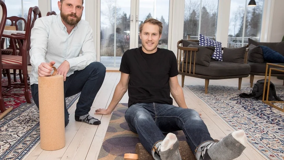 Svågrarna Gustav Cosmo och Markus Hast är på god väg att lyckas med sina idéer på marknaden. Träningsmattan som Markus sitter på är designad för att kunna ligga framme och finns i olika mönster precis som foamrullen av kork finns också i olika nyanser.
