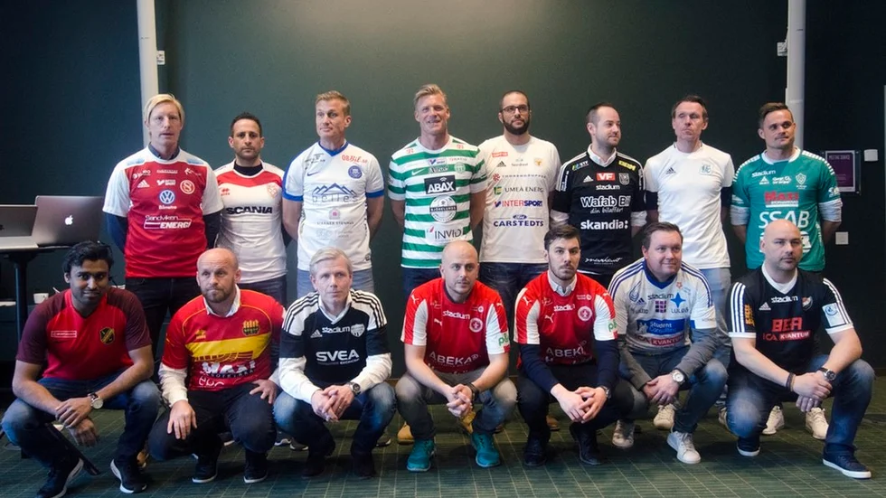Tränarna i årets division 1 norra, övre raden från vänster: Stefan Lundin (Sandviken), Erik Acar (Assyriska), Johan Blomberg (Akropolis), Johan Mjällby (Västerås), André Ghanbari (Team TG), David Ekelund (Carlstad), André Jeglertz (Umeå), Johan Persson (assisterande, Brage).Nedre raden från vänster: Kalle Karlsson (Vasalund), Albert Krasniqi (Arameisk-Syrianska), Christer Mattiasson (Sollentuna), John Wall och Brian Clarhaut (Nyköping), Daniel Kalén (sportchef, Luleå), Konstantino Katsoulakis (Enskede).