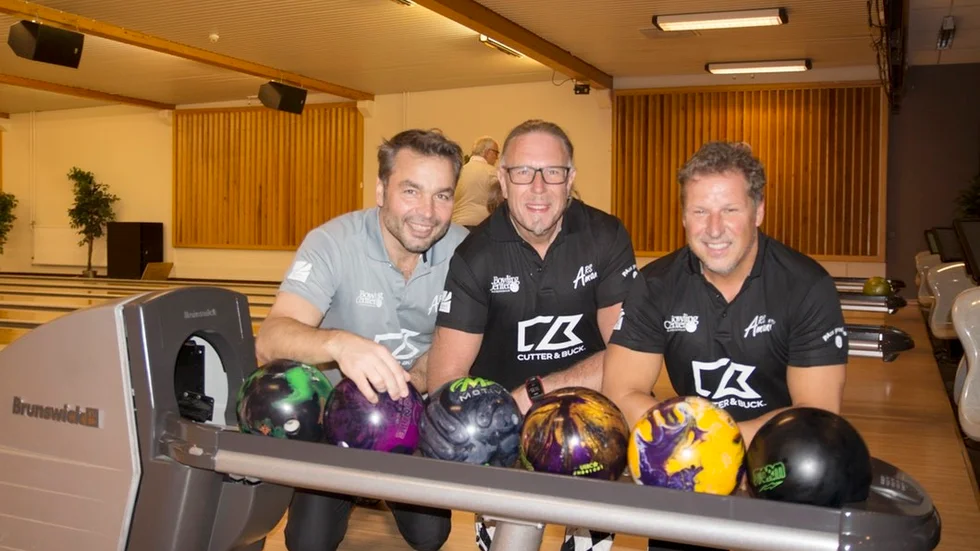 ”Gubbarna” Rodny Wängåker, Mats Wangenfors och Thomas Lindén spelar sin livs bowling på gamla dar.  Foto:  Ronny Falck
