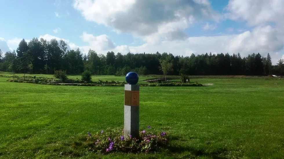 Frälsarkransen är en installation och pilgrimsvandring på Södra kyrkogården i Strängnäs. Per Hammarström har skapat jättepärlorna.
