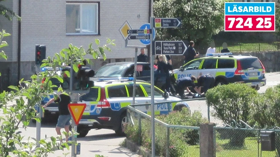 Här grips de tre personer som misstänks ha deltagit i knivrånet mot Rusta. 20-åringen hade dömts till en månads fängelse samma morgon, men satt inte frihetsberövad när domen meddelades.
