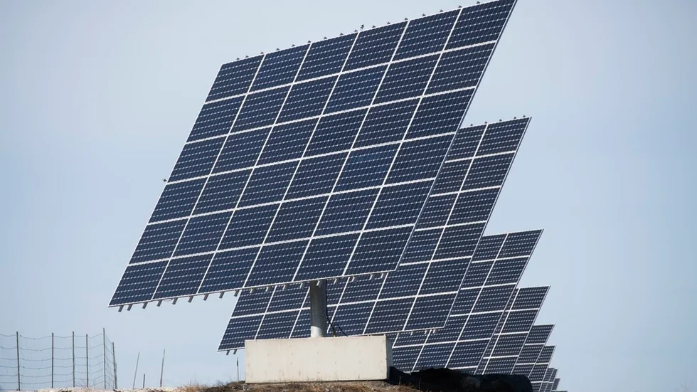 Solkraft och vindkraft är nyckfulla energikällor, skriver Sture Åström. Han anser att skribenterna till debattartikel den 29 juli är via subventioner heltidsavlönade av skattemedel och därmed gör ett övergrepp på demokratin.