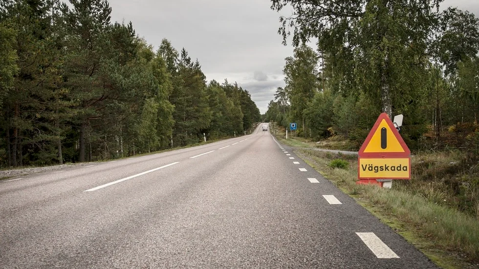Väg 55 har sett sin beskärda del av olyckor. Senast förra måndagen förolyckades tre människor på vägen efter en frontalkrock. Nu vill regionens politiker förbättra framkomligheten och säkerheten på vägen.