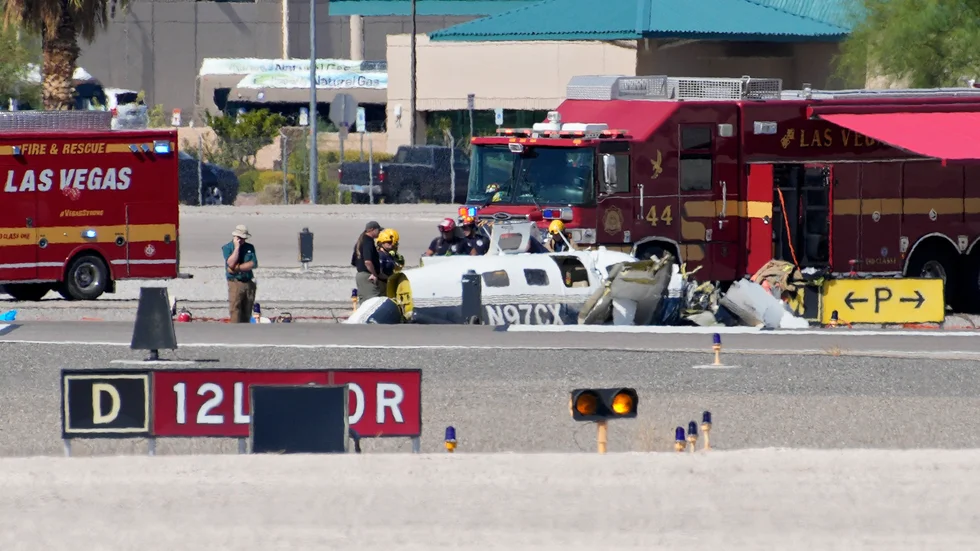 Två mindre flygplan kolliderade på söndagen i luften i Las Vegas.