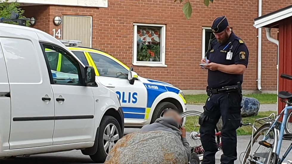 En man misstänks för ringa stöld efter att ha stulit folköl i en matbutik och stoppats av personal en bit därifrån.