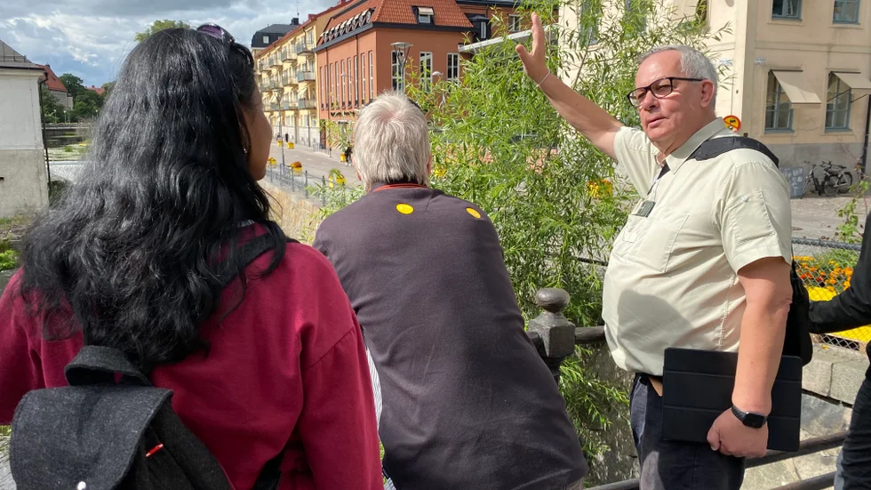 Hans Odöö guidar en familj vid Dombron i centrala Uppsala.
