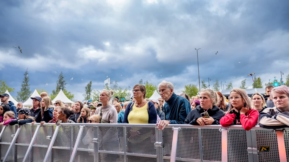 Risken finns att besökarna vid stadsfesten Putte i parken, som startar på torsdagen, tvingas förbereda sig för regn. Den här bilden är tagen vid förra årets evenemang och även då hängde tunga moln över festplatsen.