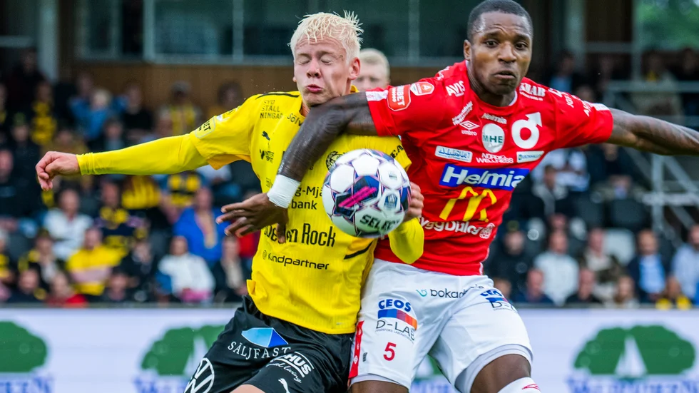 Mjällby vände och vann mot Degerfors med tio man.