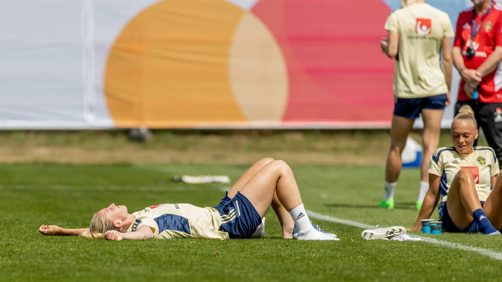 Hettan tar ut sin rätt. Rebecka Blomqvist under landslagets träning i Carden Park, Chester, på måndagen under EM.