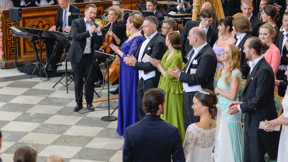 Här under utmarschen under prinsbröllopet sjöng gospelkören By Grace (skymtar i bildens överkant) tillsammans med Samuel Ljungblahd.