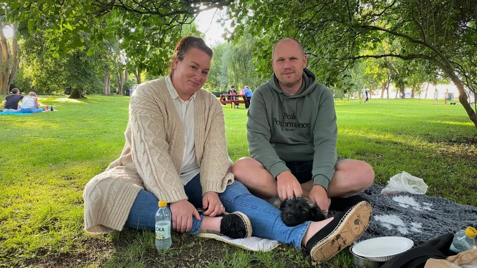 Jessika Wallén och Andreas Wallén hade tänkt att gå till Stadsparken oavsett men tyckte om att höra tonerna av Lisa Ekdahls musik. 