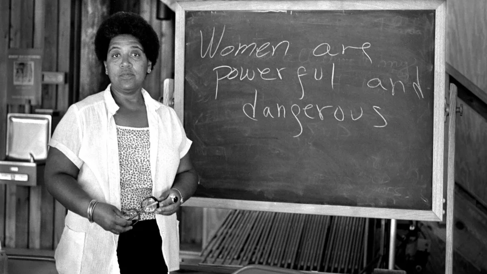 "Kvinnor är kraftfulla och farliga". Audre Lorde framför svarta tavlan 1983. Äntligen finns Audre Lordes dikter att läsa på svenska. 