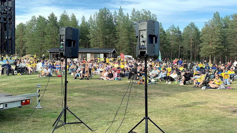 Uppskattningsvis över 500 personer hittade till Trolltjärn för att följa Sveriges EM-match mot Schweiz under onsdagskvällen.