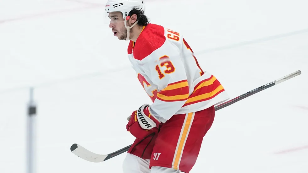 Johnny Gaudreau, här i Calgary Flames-tröjan, är oväntat klar för Columbus Blue Jackets. Arkivbild.