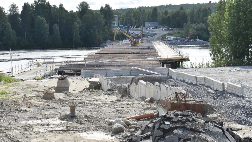 Karlgårdsbron, läget den 18 augusti. Pålbron är klar, den ska maskinerna stå på när de gör själva bron. 
