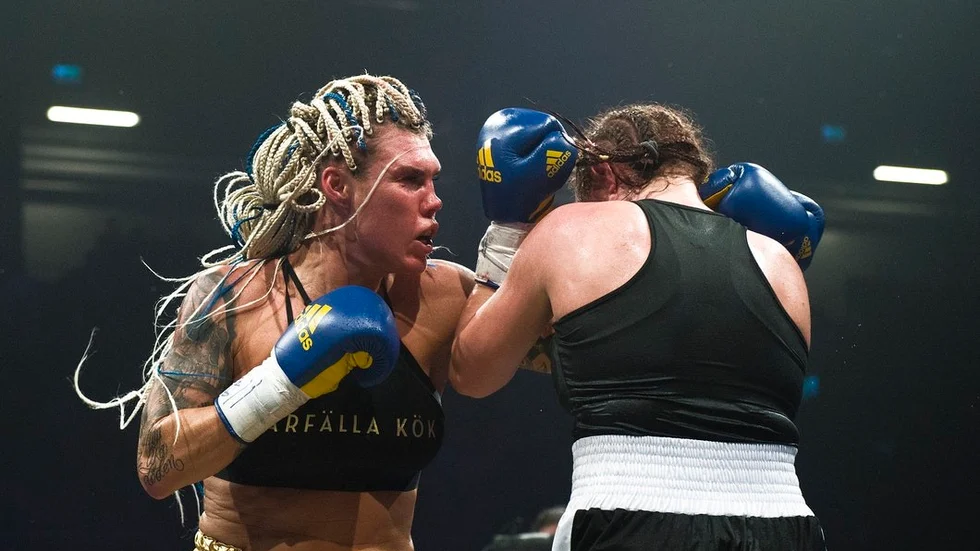 Mikaela Laurén körde efter en lite trevande inledning över Szilvia Szabados i Rosvalla. Ungerskans största överraskning var att hon fick ett långt fullständigt hysteriskt utbrott efter det att domaren till sista stoppade matchen.