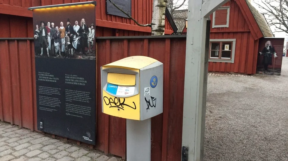Brevlådan på Bruksgatan i centrala Eskilstuna tycks ha blivit bortglömd. Enligt informationen på lådan är sista tömning klockan 17 på vardagar och klockan 13 på helger.