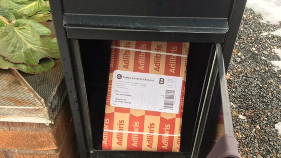 Brevbäraren tyckte inte att bokpaketet skulle få plats i Helledays brevlåda, men det var inga problem när skribenten provade. Foto: Helleday.