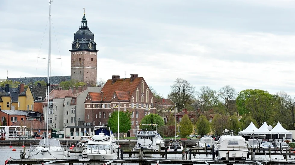 Skräp ligger längs hela Västerviken i Strängnäs, skriver Anna Saga Jannsen, som undrar varför kommunen inte städar.Foto: Joakim Serrander.