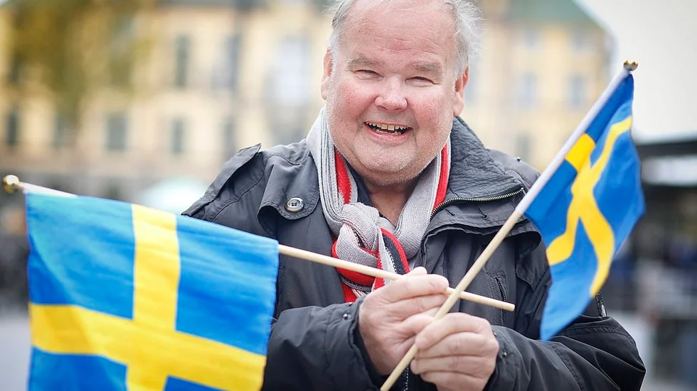 Den 6 juni får Jan Ola "Janne" Pettersson träffa kung Carl XVI Gustaf på Skansen i Stockholm, när han som representant för organisationen FUB tar emot en svensk fana.