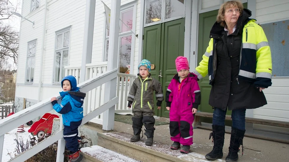 Lukas, Arvid och Maja går ut tillsammans med barnskötaren Pia Eskelinen på Gustavsbergs förskola i Runtuna. Här kör vissa bilar alldeles för fort. Lukas,3, tycker att fartsyndarna borde få fängelse.