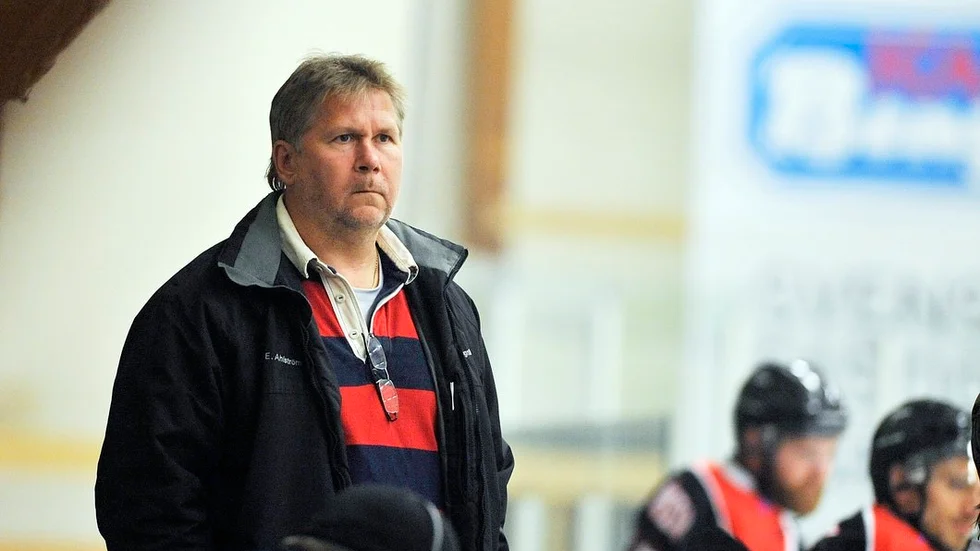 Erik Ahlström anser att hans jobb tar för mycket tid. Därför blir det inte han som leder Åker/Strängnäs i det stundande division 1-kvalet.