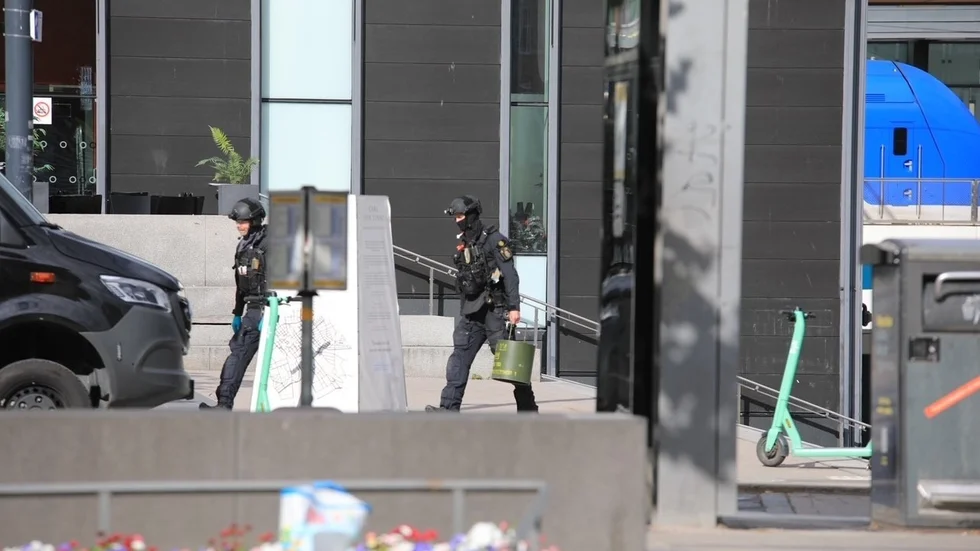 Nationella bombskyddsgruppen tillkallades till resecentrum. För att ta hand om en handgranatskopia. 