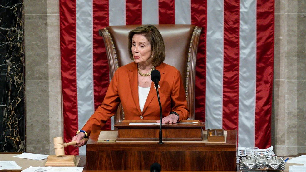 Representanthusets talman Nancy Pelosi under behandlingen av den nya vapenlagen.