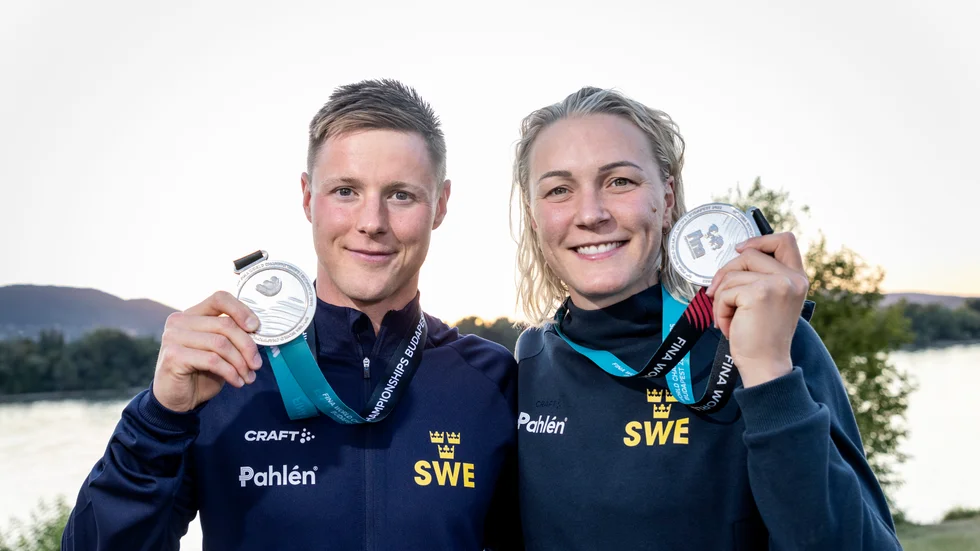 Erik Persson och Sarah Sjöström visar upp sina silver – Sveriges första medaljer i VM.