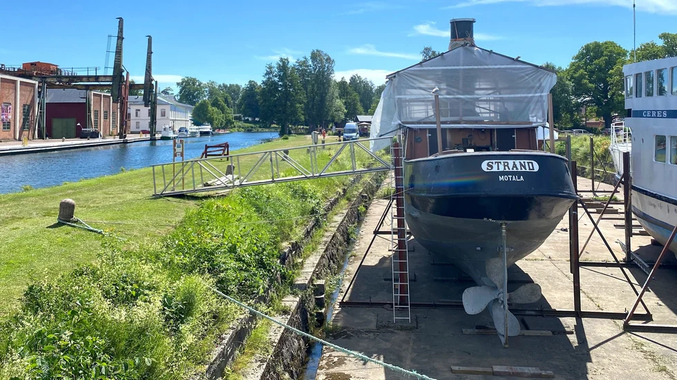 Ångbogseraren Strand ligger i torrdockan i Motala.