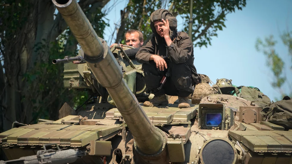 Ukrainska soldater på en stridsvagn i Donetsk i östra delen av landet. Arkivbild.