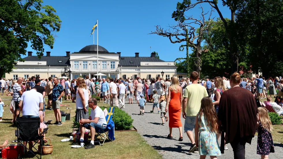 Det kryllade av besökare utanför Gränsö slott under midsommarfirandet.
