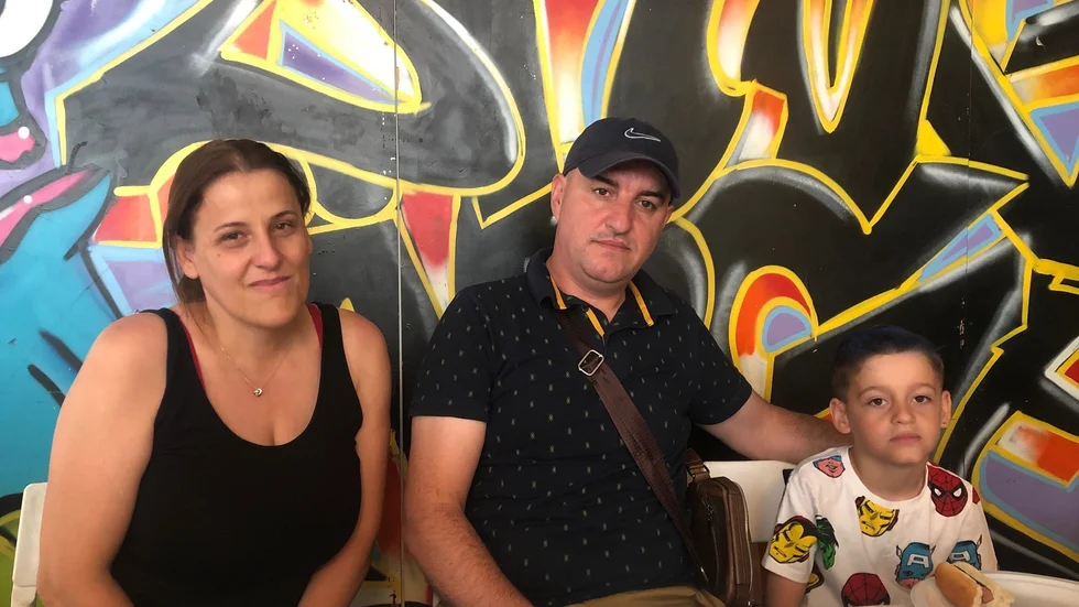 Lenards familj: Sabrija Sylejmani, Azem Sylejmani och Lonik Sylejmani.