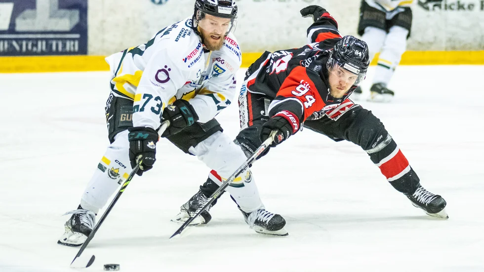 Linus Lundström (till vänster) här i Östersunds tröja blir Visby Romas åttonde nyförvärv.