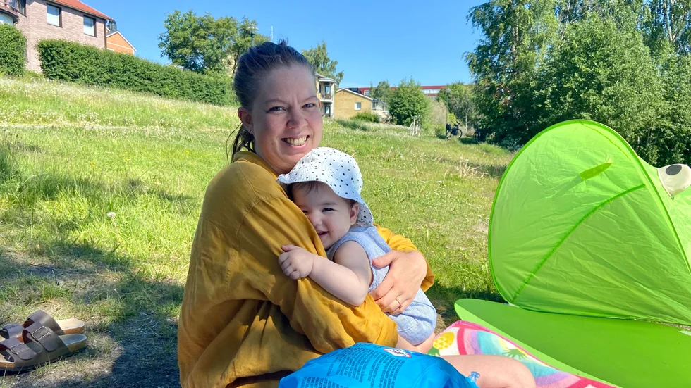 Ellen Lahti och dottern Olivia trivs på Varvet i Luleå där det går att hitta trädskugga nere vid stranden. I värmeböljan är det många som söker sig till vattnet.